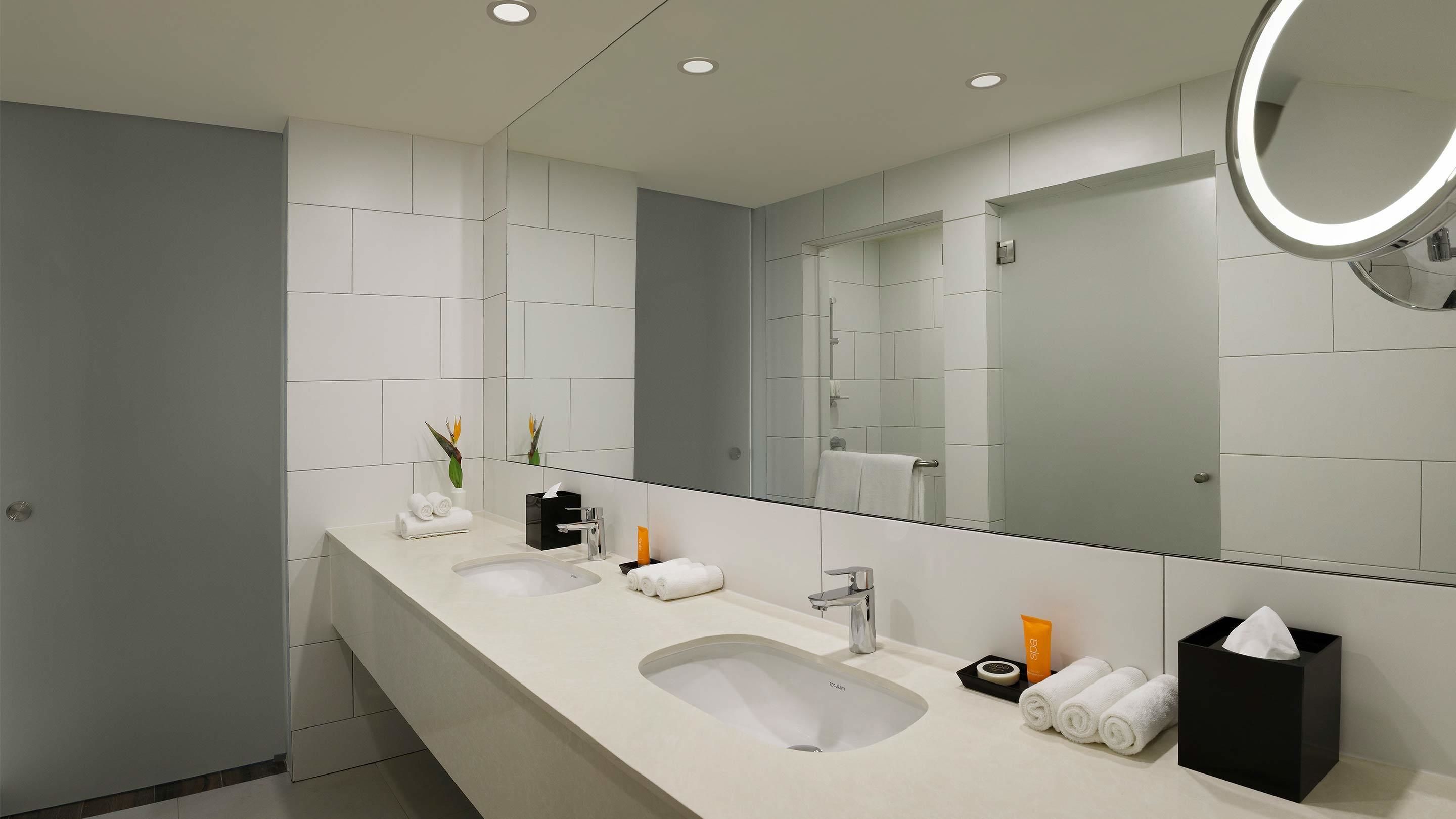 executive double room, 1 queen bed, pool view | bathroom | shower, free toiletries, bathrobes, slippers