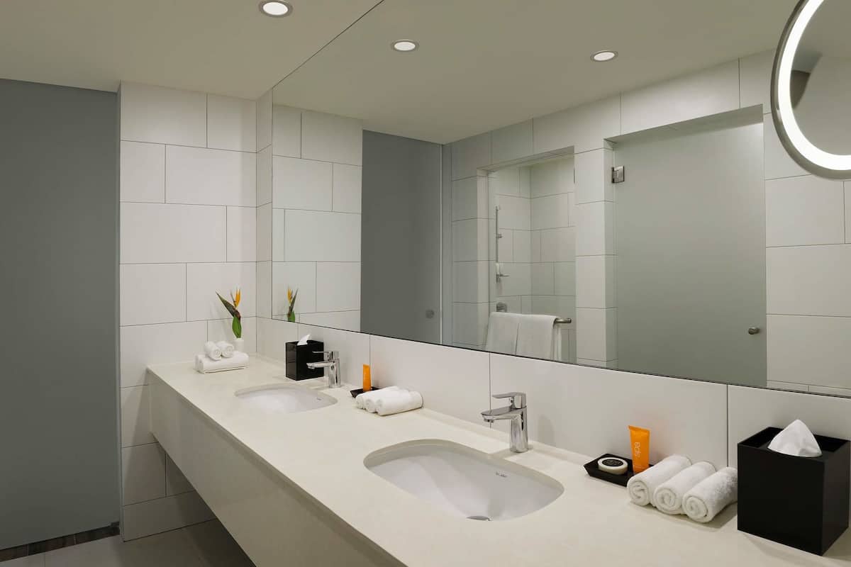 executive double room, 1 queen bed, pool view | bathroom | shower, free toiletries, bathrobes, slippers