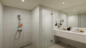 Luxury Studio Suite, 1 Queen Bed, Pool View | Bathroom | Shower, free toiletries, bathrobes, slippers