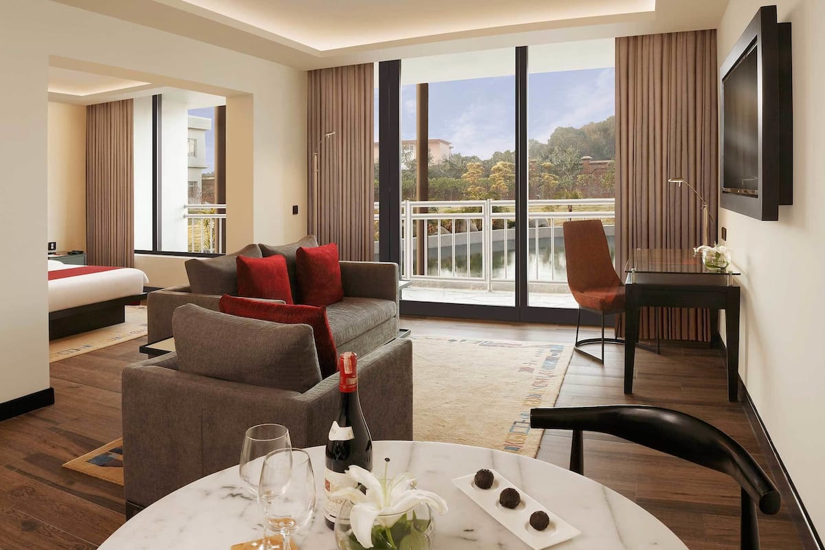 Luxury Studio Suite, 1 Queen Bed, Pool View | Living area | TV