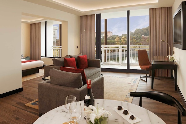 Suíte estúdio superluxo, 1 cama Queen, vista para a piscina | Área de estar | TV