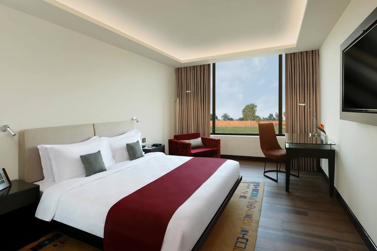 superior room, 1 queen bed, accessible, non smoking | minibar, in-room safe, desk, soundproofing