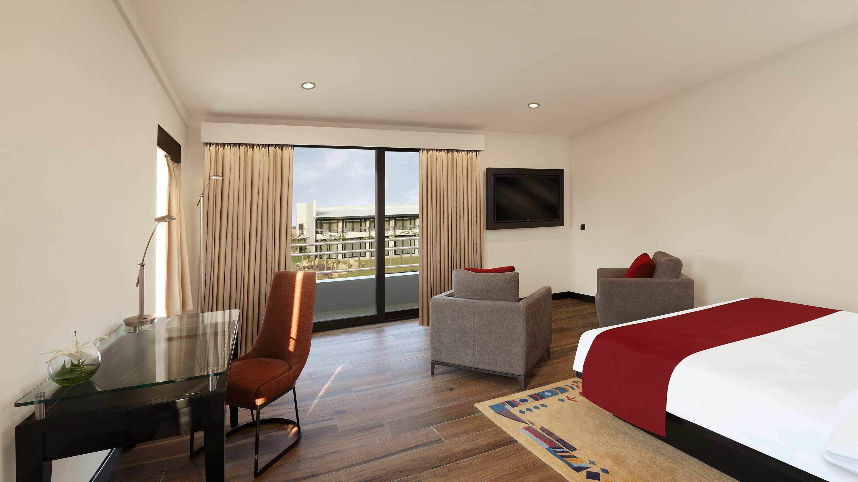 executive double room, 1 queen bed, pool view | minibar, in-room safe, desk, soundproofing
