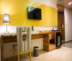 Dobbeltrom – deluxe, 1 kingsize-seng | Minibar, safe på rommet, skrivebord og lydisolert