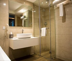 Suite | Badezimmer | Dusche, kostenlose Toilettenartikel, Handtücher