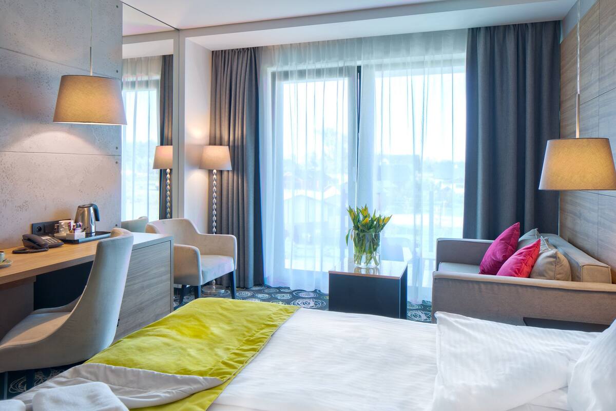 Minibar, safe på rommet, skrivebord og strykejern/-brett