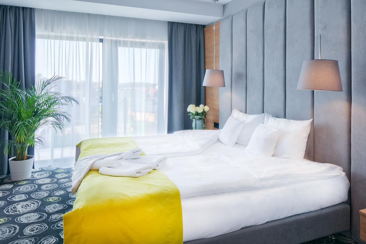 Rom – superior | Minibar, safe på rommet, skrivebord og strykejern/-brett