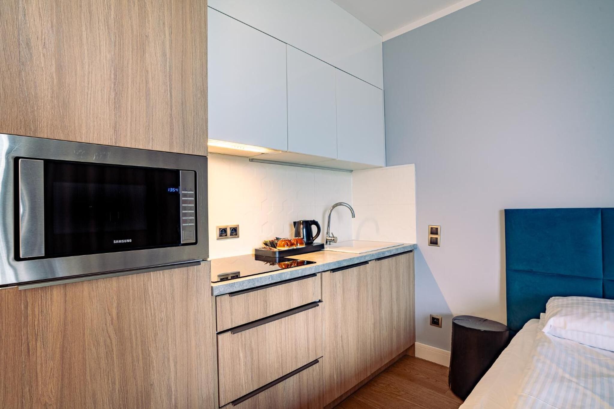 fridge, coffee/tea maker