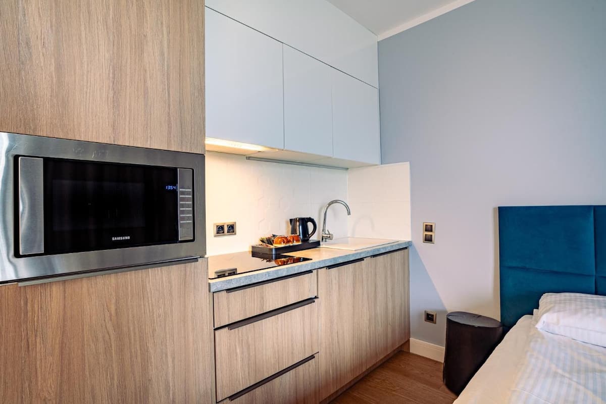 fridge, coffee/tea maker