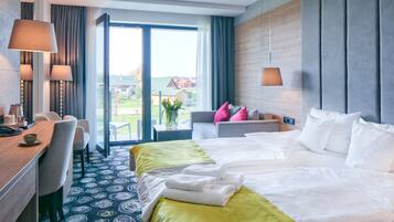 Comfort Twin Room, Balcony | Minibar, in-room safe, desk, iron/ironing board