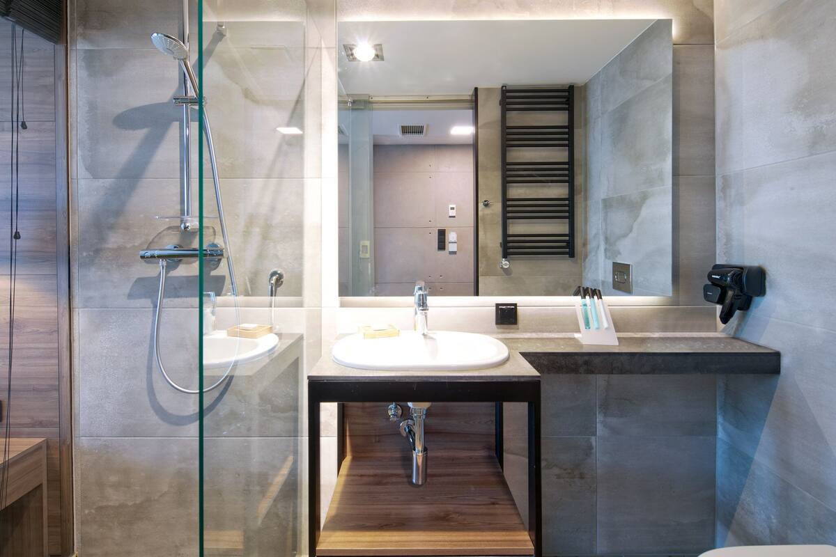 single room | bathroom | shower, free toiletries, hair dryer, bathrobes