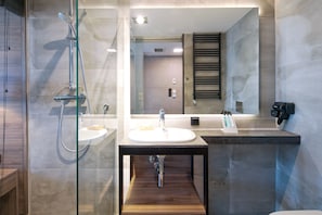 Habitación individual | Baño | Ducha, artículos de higiene personal gratuitos y secador de pelo