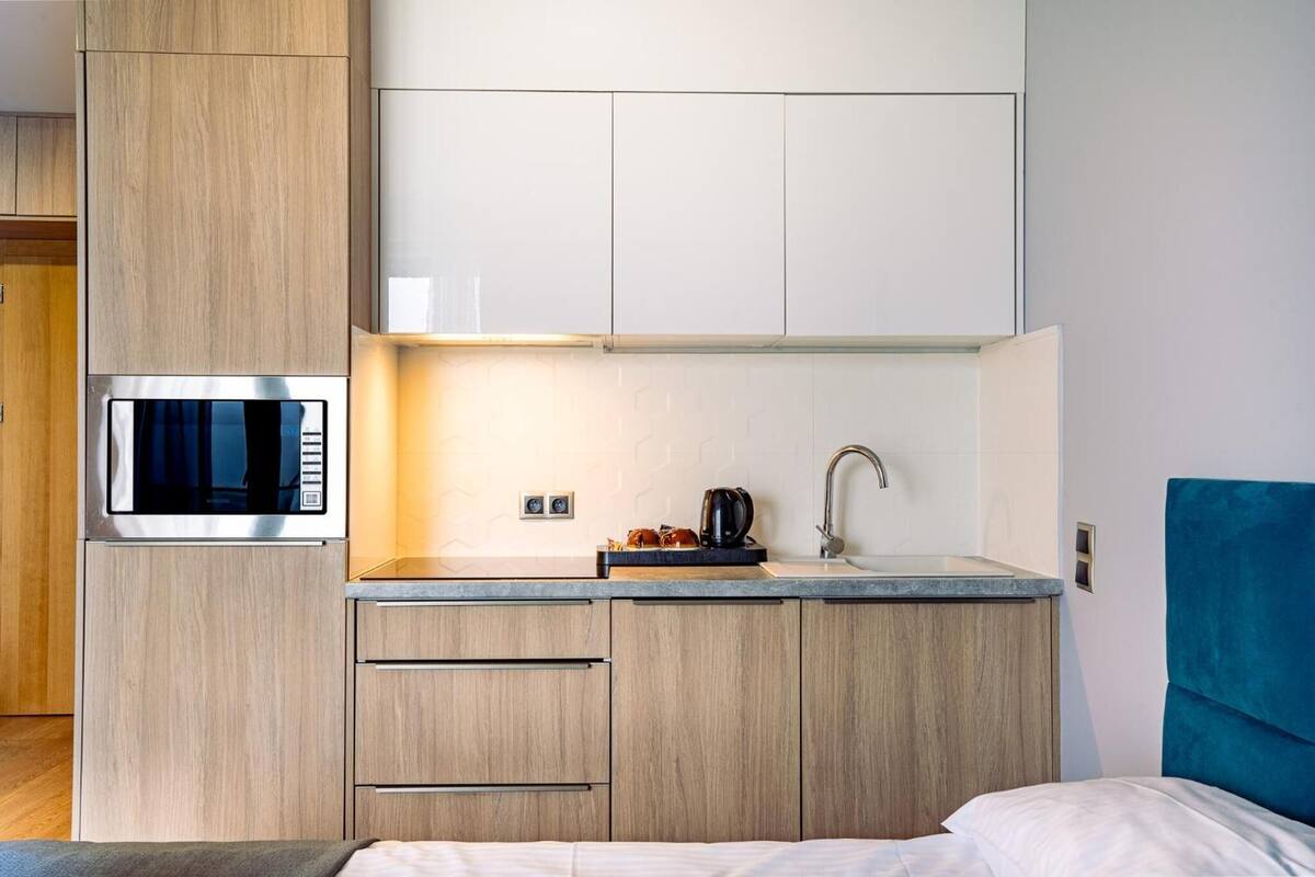 fridge, coffee/tea maker