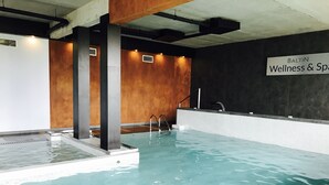 Zona de piscina con un letrero que dice "BALTIN Wellness & Spa".