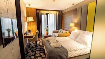 Minibar, in-room safe, desk, iron/ironing board