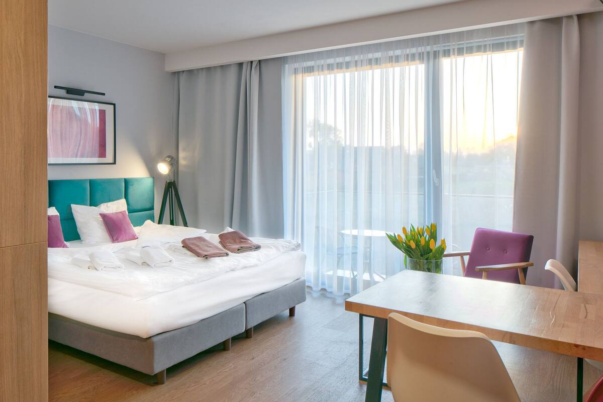 Suite – junior | Minibar, safe på rommet, skrivebord og strykejern/-brett