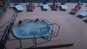 Tina de hidromasaje al aire libre