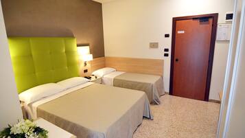 Chambre Triple, balcon | Minibar, coffres-forts dans les chambres, bureau, Wi-Fi gratuit