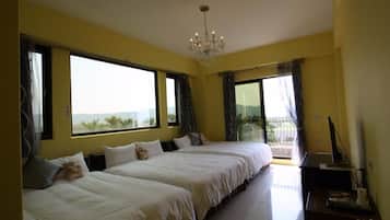 Family Room | Desk, soundproofing, WiFi (free), bed sheets