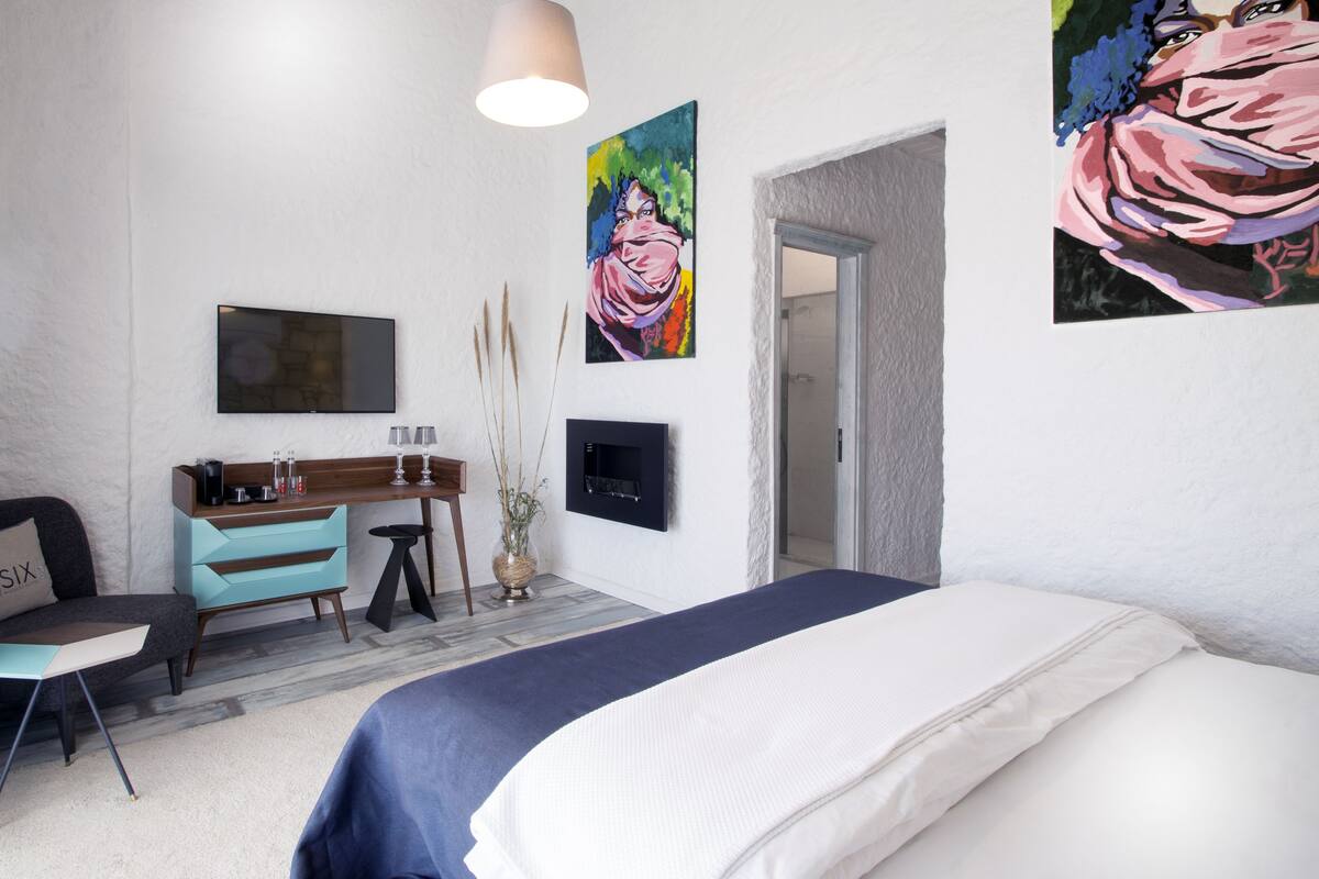 Panorama kamer, 1 kingsize bed, balkon, uitzicht op zwembad | Luxe beddengoed, een minibar met enkele gratis items