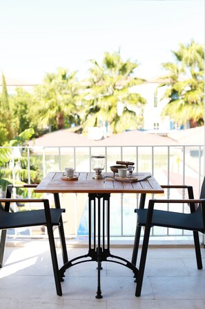 Panorama kamer, 1 kingsize bed, balkon, uitzicht op zwembad | Luxe beddengoed, een minibar met enkele gratis items