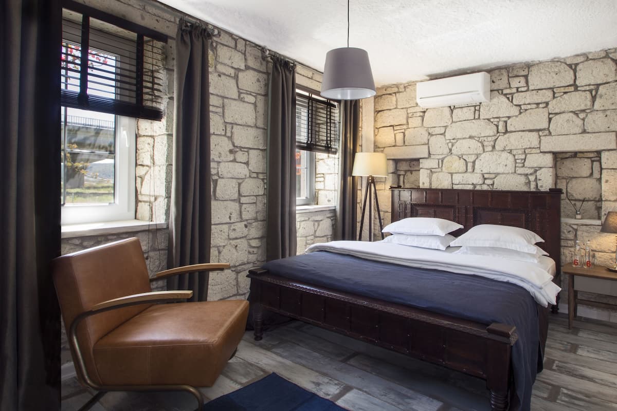 Deluxe kamer | Luxe beddengoed, een minibar met enkele gratis items