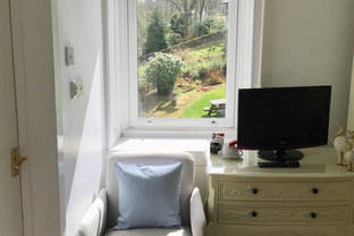 single room | desk, iron/ironing board, free wifi, bed sheets