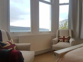 Escritorio, tabla de planchar con plancha, wifi gratis y ropa de cama 