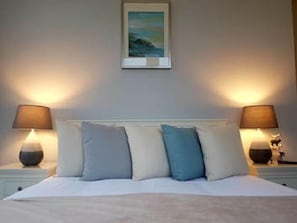 Superior tweepersoonskamer | Een bureau, een strijkplank/strijkijzer, gratis wifi, beddengoed