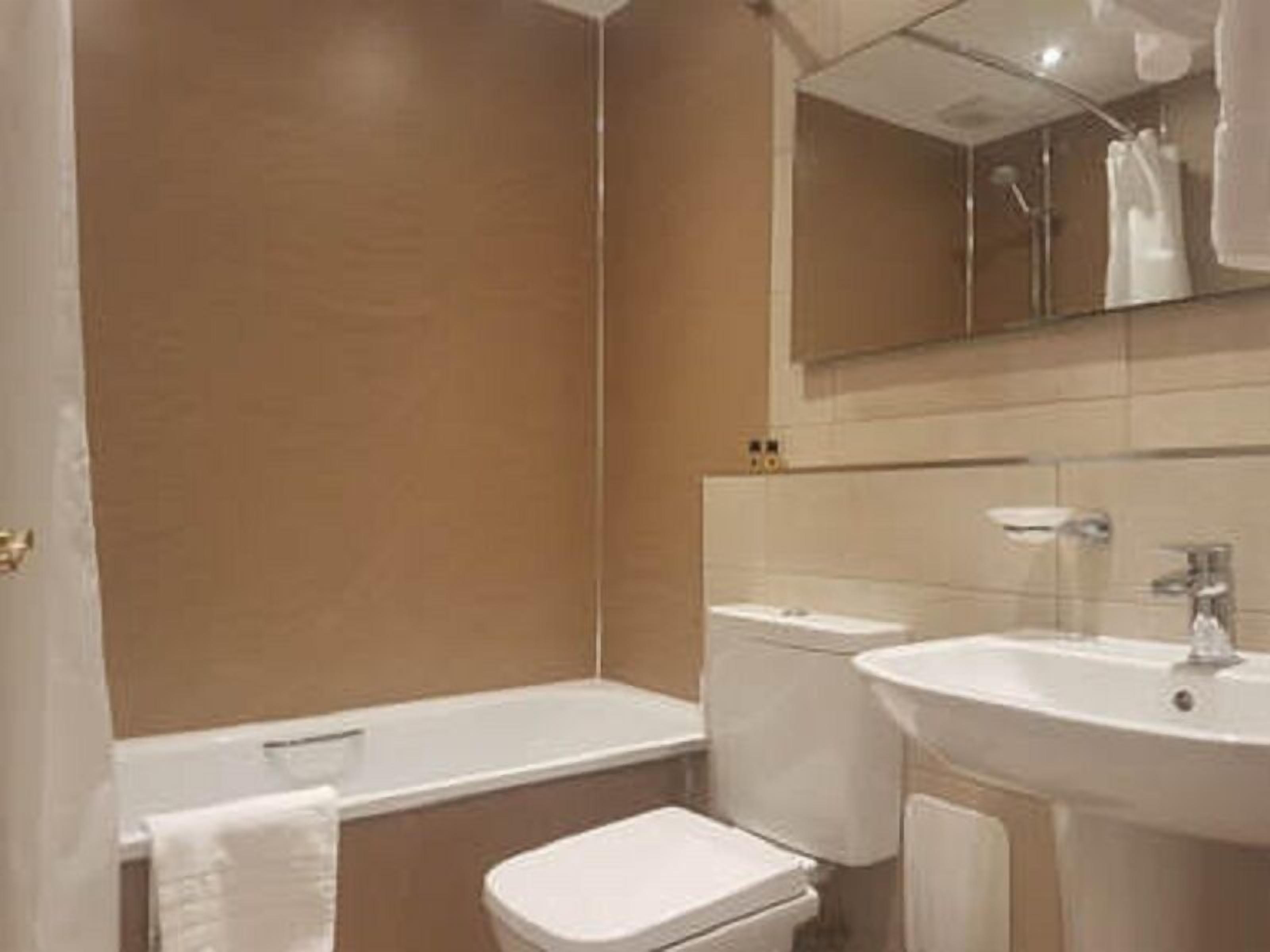 superior double room | bathroom | free toiletries, towels