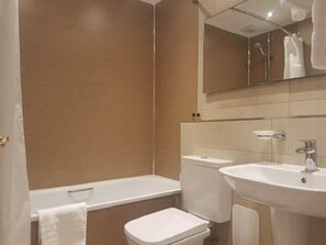 Superior Double Room | Bathroom
