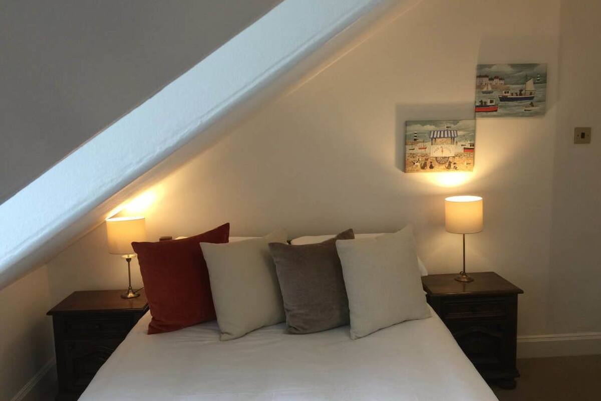 Double Room (Small) | Desk, iron/ironing board, WiFi (free), bed sheets