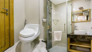 Chambre Double Standard (NO Window) | Salle de bain | Douche, douche à « effet pluie », articles de toilette de luxe