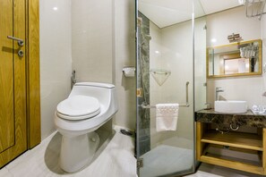 Chambre Double Standard (NO Window) | Salle de bain | Douche, chaussons, serviettes fournies, savon
