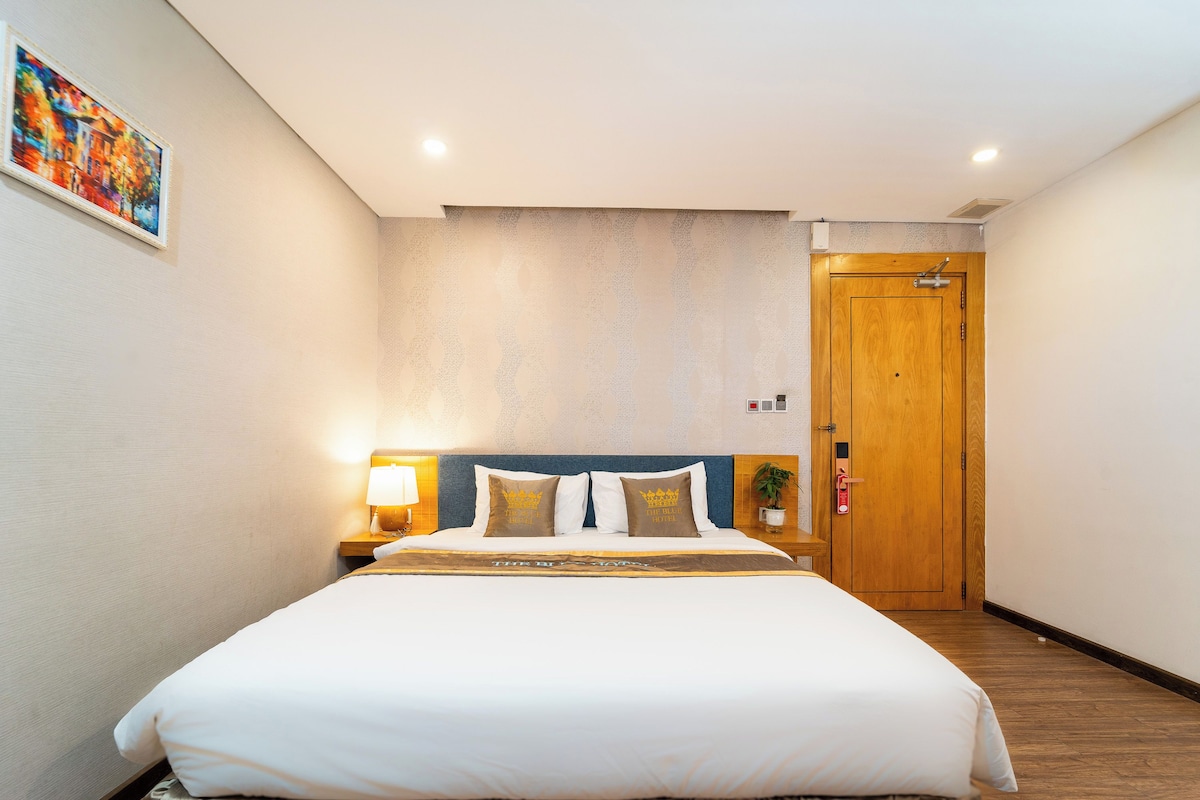 Hypo-allergenic bedding available, memory foam beds, desk, WiFi (free)