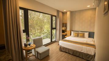 Chambre Double Deluxe (with Window) | Salle de séjour | Télévision à écran plat de 24 pouces avec chaînes par câble, télévision