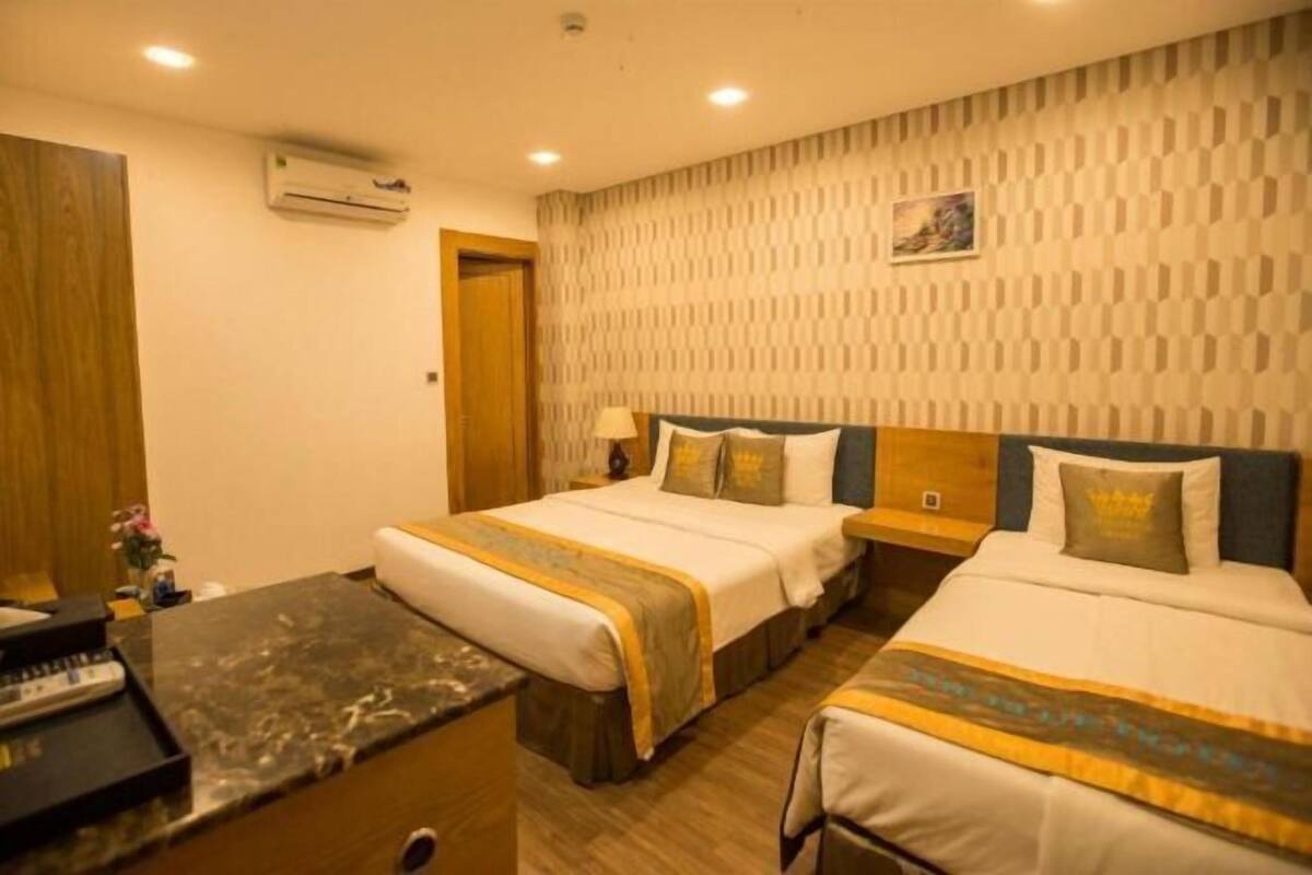 Una scrivania, Wi-Fi gratuito, lenzuola