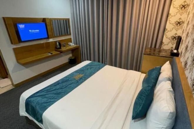 Escriptori, wifi gratuïta i roba de llit 