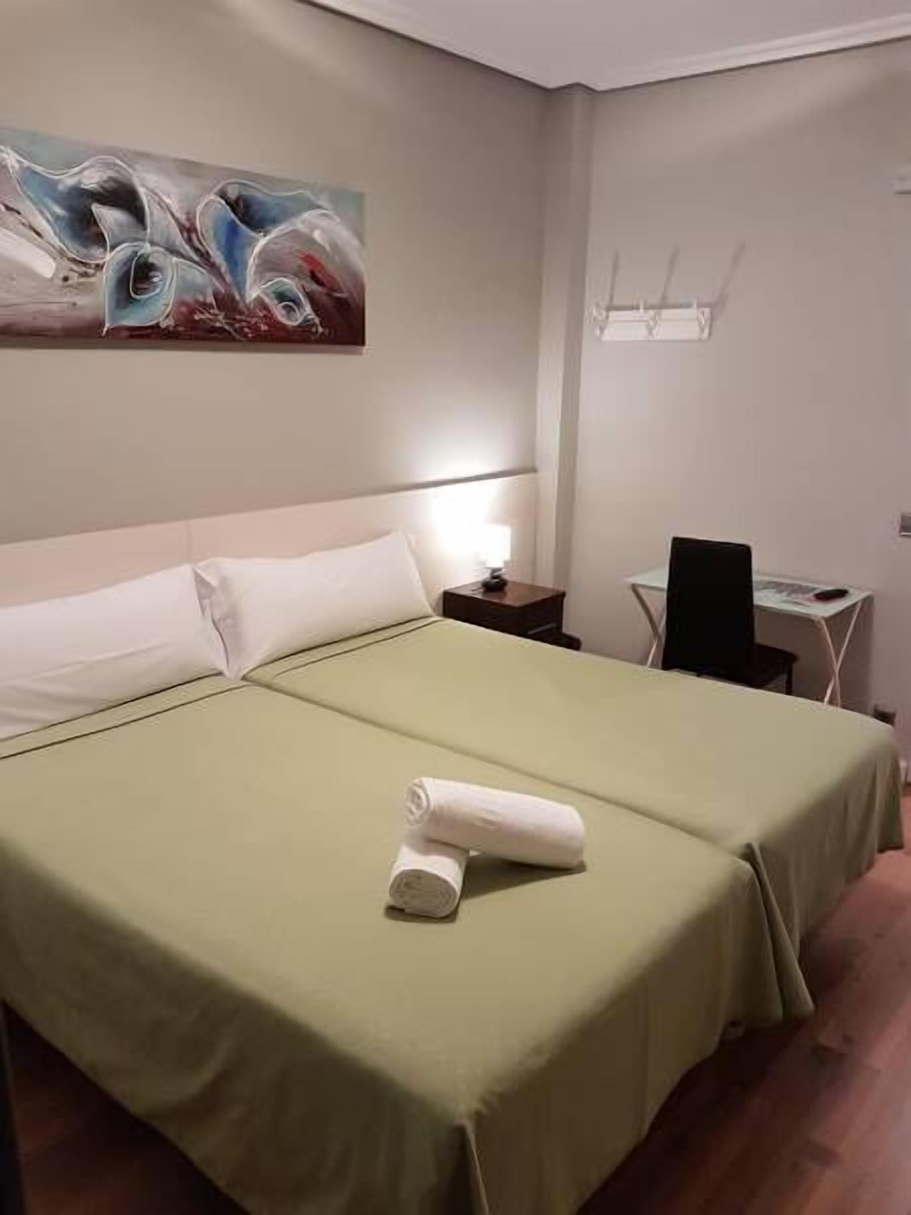 Habitación doble, 1 cama King size, baño compartido | Escritorio, wifi gratis y ropa de cama 