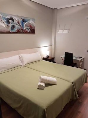 双人房, 1 张特大床, 公共浴室 | 办公桌、免费 WiFi、床单