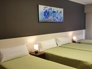 Chambre quadruple, salle de bains commune | Bureau, accès au Wi-Fi (inclus), literie fournie