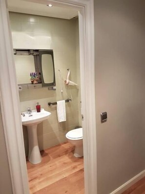 Free toiletries, towels - Pensión El Espolón (Logroño)