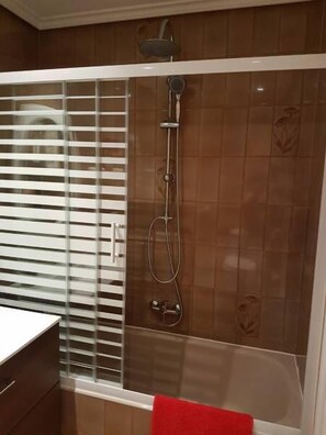 Kamar Quadruple, kamar mandi umum | Kamar mandi | Perlengkapan mandi gratis dan handuk