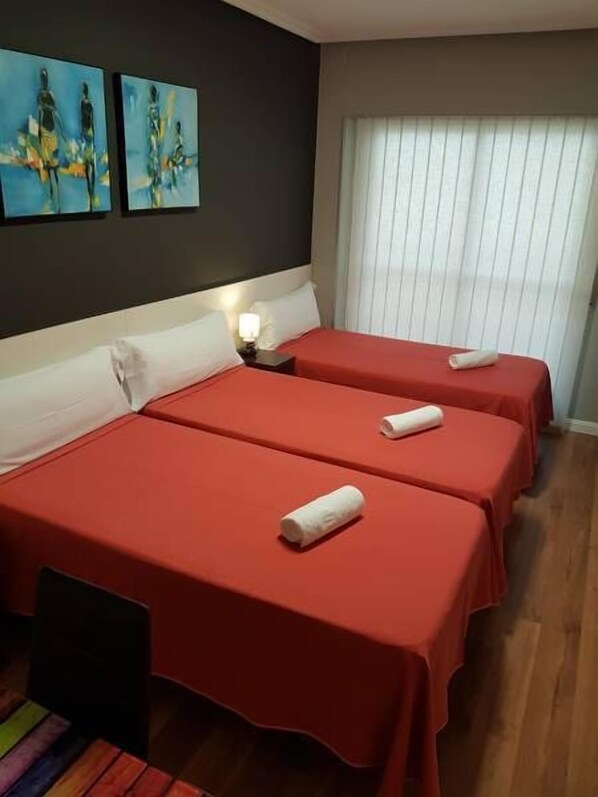 Kolmen hengen huone, jaettu kylpyhuone (balcony) | Työpöytä, ilmainen Wi-Fi, vuodevaatteet