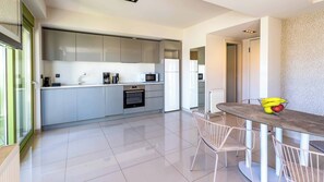 Geladeira grande, micro-ondas, fogão, cooktop