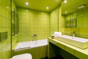 3-Bedroom Apartment | Bad | Kombinert dusj/badekar, dype avslapningsbadekar, hårføner og badekåper