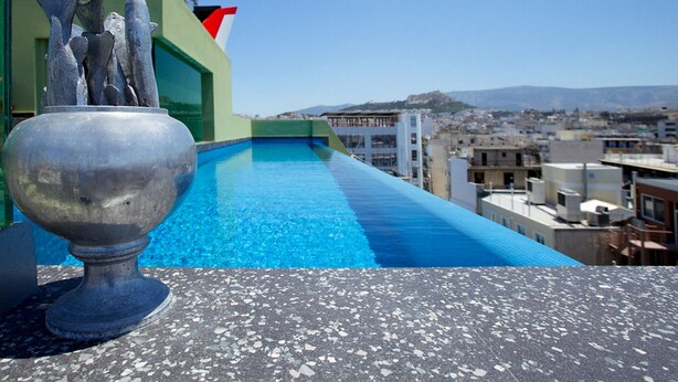A rooftop infinity pool with a clear view of the cityscape. - Athens Mosaico Suites and Apartments (Athens)