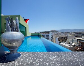 A rooftop infinity pool with a clear view of the cityscape. - Athens Mosaico Suites and Apartments (Athens)