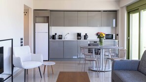 2-Bedroom Apartment | Área de estar | TV de plasma 43 polegadas com canais via satélite, TV