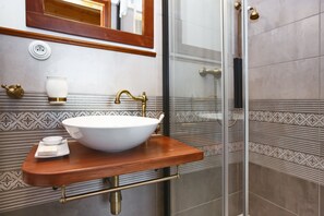 Habitación doble, 1 habitación | Baño | Regadera, regadera tipo lluvia, amenidades de baño gratuitas